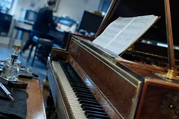 Analyse approfondie : La réinvention des formes baroques dans les œuvres pour clavier de Graciane Finzi